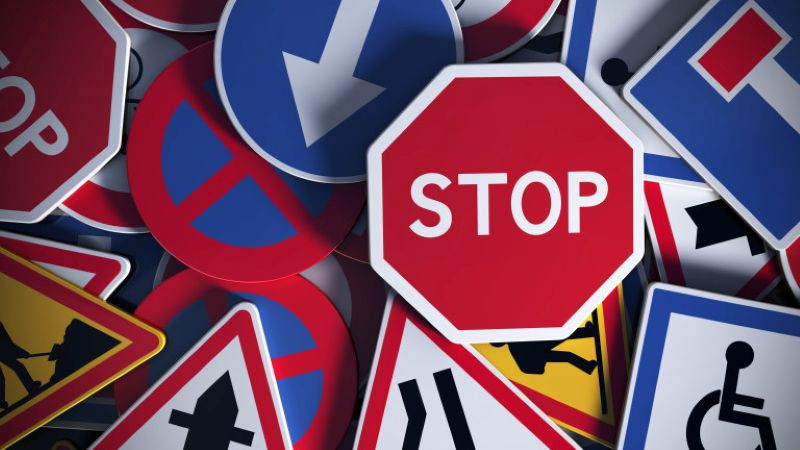 Двама младежи, повредили три знака "Стоп" в Раковски, пренощуваха в ареста